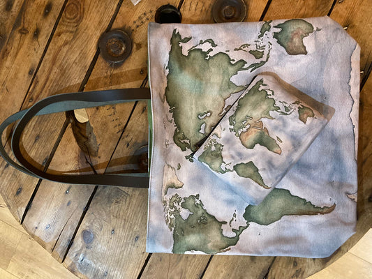 "Queen of the world" luxury bag with loose stuff keeper